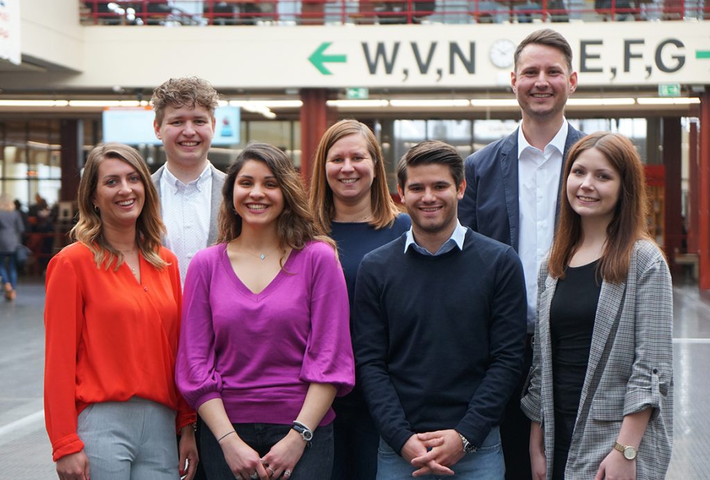 Die Wissenschaftlerinnen und Wissen-schaftler des CePHR: Jessica Iltner, Alexander Hochmuth, Pinar Tokgöz, Dr. Anne Kathrin Exner, Robert Hrynyschyn, Jun.-Prof. Dr. Christoph Dockweiler, Lea Stark (v.l.), Sarah Palmdorf (nicht im Bild). Foto: Universität Bielefeld