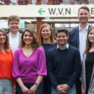 Die Wissenschaftlerinnen und Wissen-schaftler des CePHR: Jessica Iltner, Alexander Hochmuth, Pinar Tokgöz, Dr. Anne Kathrin Exner, Robert Hrynyschyn, Jun.-Prof. Dr. Christoph Dockweiler, Lea Stark (v.l.), Sarah Palmdorf (nicht im Bild). Foto: Universität Bielefeld