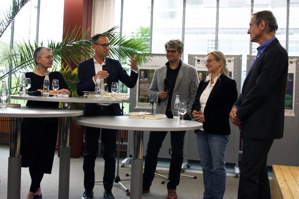 Im Anschluss an die Lesung diskutieren Prof. Dr. Ulrike Davy, Prof. Dr. Andreas Zick, Dr. Matthias Buschmeier und Prof. Dr. Angelika Epple mit Bernhard Schlink den Roman aus verschiedenen Blickwinkeln (v.l.). Foto: Universität Bielefeld/A. Hermwille