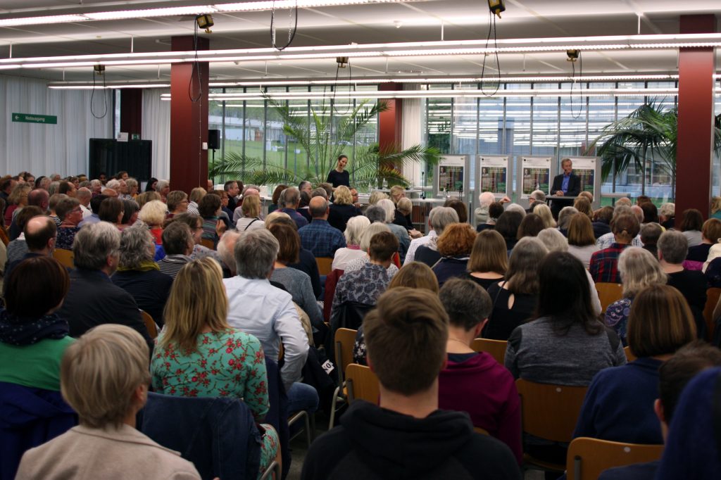 Volles Haus bei der Lesung von Bernhard Schlink: in der Universitätsbibliothek sind alle Plätze besetzt. Foto: Universität Bielefeld/A. Hermwille