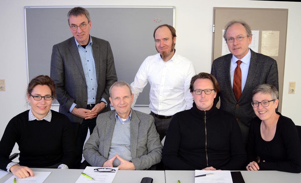 Die Partner des neuen Projekts (hinten v.l.): Prof. Dr. Thorsten Meyer (Universität Bielefeld), Dr. Christoph Karlheim (EvKB/Mara), Prof. Dr. Stephan Martin (MZEB Bruno-Valentin-Institut, Hannover) und (vorne v.l.) Dr. Margret Xyländer (Universität Bielefeld), Prof. Dr. Hermann-T. Steffen (Fachhochschule der Diakonie Bethel), Marcus Vogel (MZEB Bethel) und Kerstin Ledendecker (Evangelisches Klinikum Bethel). Foto: Universität Bielefeld