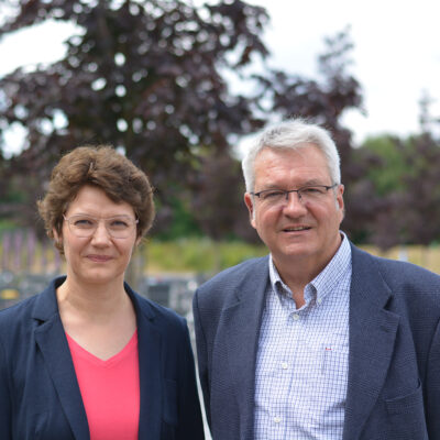 Prof. Dr. Sonja Schöning von der FH Bielefeld und Prof. Dr. Andreas Hütten von der Universität Bielefeld. Foto: Universität Bielefeld