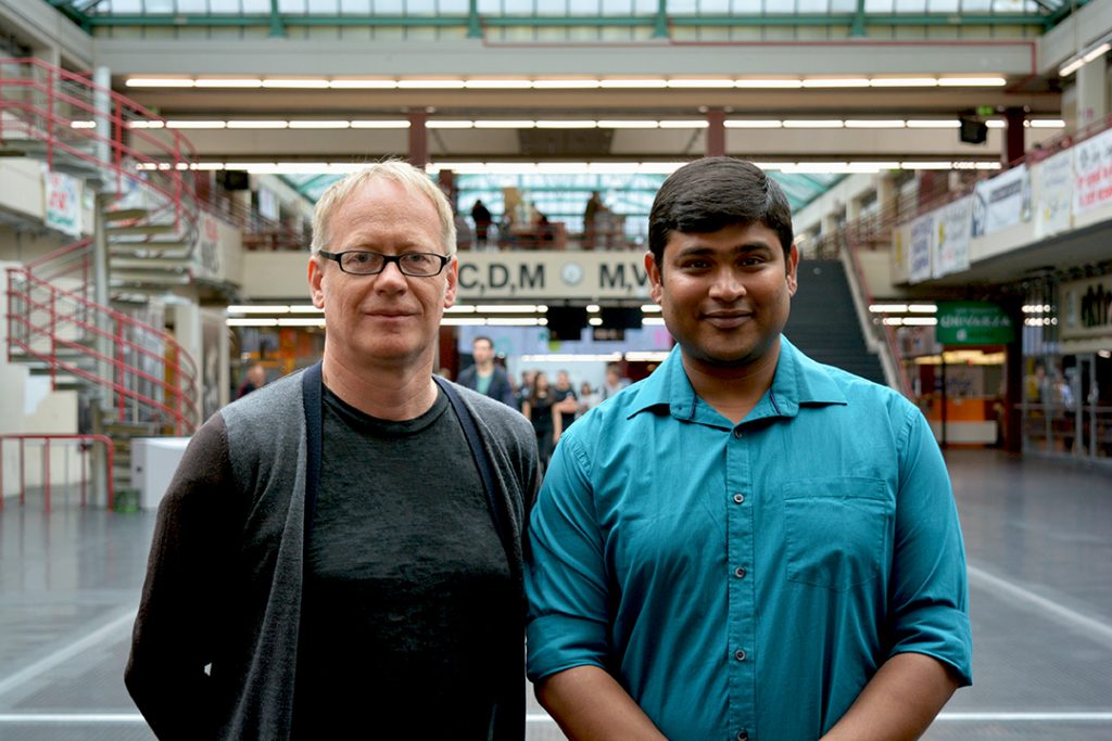 Prof. Dr. Dominik Schwarz und Dr. Aritra Basu von der Arbeitsgruppe Astroteil-chenphysik und Kosmologie. Foto: Universität Bielefeld