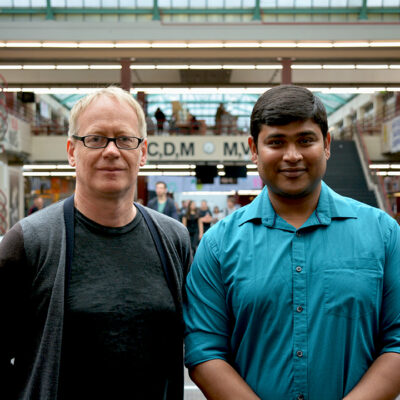 Prof. Dr. Dominik Schwarz und Dr. Aritra Basu von der Arbeitsgruppe Astroteil-chenphysik und Kosmologie. Foto: Universität Bielefeld