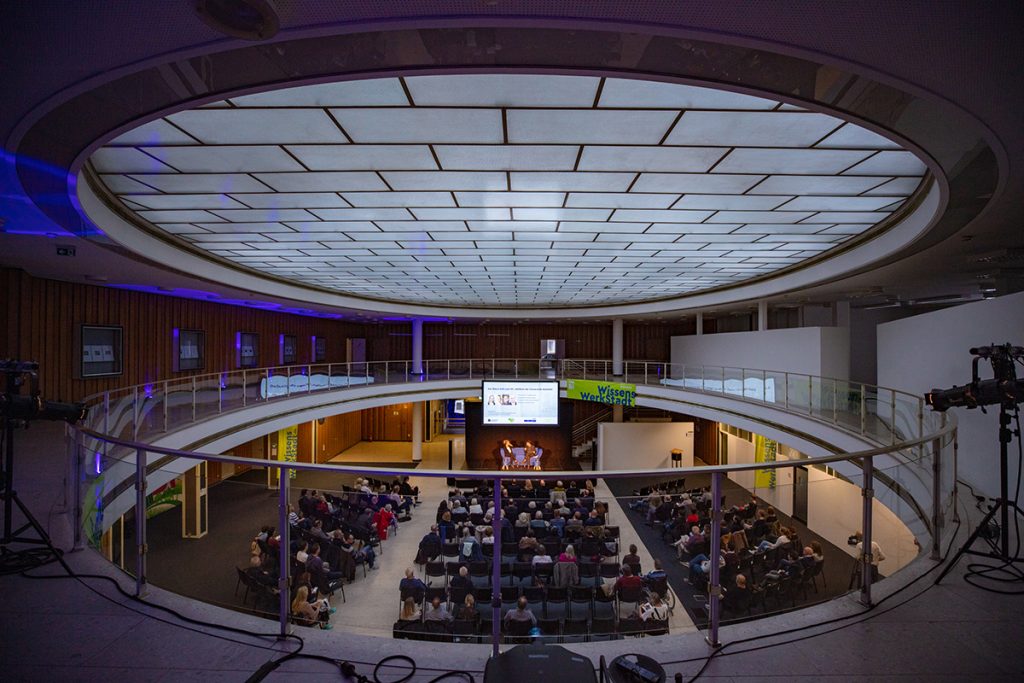 Mit dem Blauen Sofa ist eines der erfolgreichsten Literaturformate Deutschlands zu Gast in Bielefeld gewesen. Foto: Universität Bielefeld / Mike-Dennis Müller