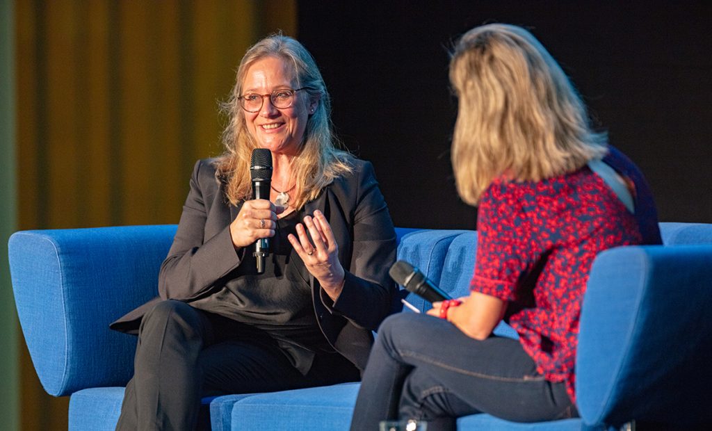 Professorin Dr. Angelika Epple im Gespräch mit Moderatorin Ariane Binder: "Es sind nicht die Objekte, die den Vergleich ausmachen - sondern diejenigen, die vergleichen." Foto: Universität Bielefeld / Mike-Dennis Müller