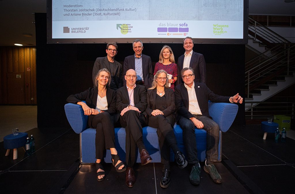 Prof. Dr. Elena Esposito, Prof. Dr. Walter Erhart, Prof. Dr. Angelika Epple und Prof. Dr. Klaus-Michael Bogdal (vorne, von links) sowie Moderator Thorsten Jantschek, Uni-Rektor Prof. Dr. Gerhard Sagerer, Moderatorin Ariane Binder und Immanuel Hermreck (Bertelsmann, hinten von links) haben den Abend gestaltet. Foto: Universität Bielefeld / Mike-Dennis Müller