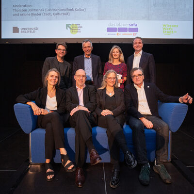 Prof. Dr. Elena Esposito, Prof. Dr. Walter Erhart, Prof. Dr. Angelika Epple und Prof. Dr. Klaus-Michael Bogdal (vorne, von links) sowie Moderator Thorsten Jantschek, Uni-Rektor Prof. Dr. Gerhard Sagerer, Moderatorin Ariane Binder und Immanuel Hermreck (Bertelsmann, hinten von links) haben den Abend gestaltet. Foto: Universität Bielefeld / Mike-Dennis Müller