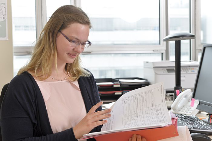 Ausbildungsberuf Verwaltungsfachangestellte: Sie erledigen in der Universität vielfältige Auf-gaben, wie zum Beispiel Beraten, Organisieren, Projekte begleiten, Urkunden und Bescheini-gungen ausstellen, Akten führen, Daten erhe-ben und auswerten. Foto: Universität Bielefeld