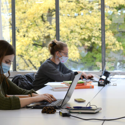 Abstand und Hygieneregeln einzuhalten gilt für Studie-rende genauso wie für Mitarbeitende in der gesamten Universität, wie hier an den Arbeitsplätzen in der Uni-versitätsbibliothek.