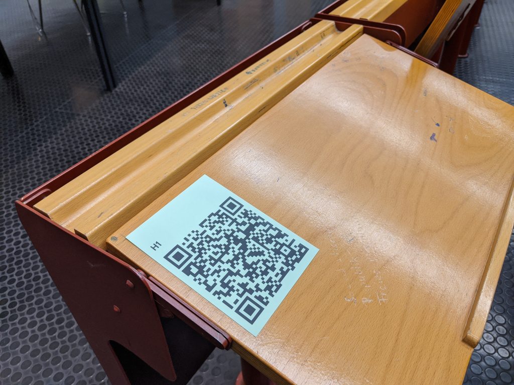 Die Studierenden registrieren sich bei jeder Veranstal-tung in der Universität an ihrem Sitzplatz per QR-Code, damit eine spätere Nachverfolgung im Corona-Fall platzgenau möglich wäre.