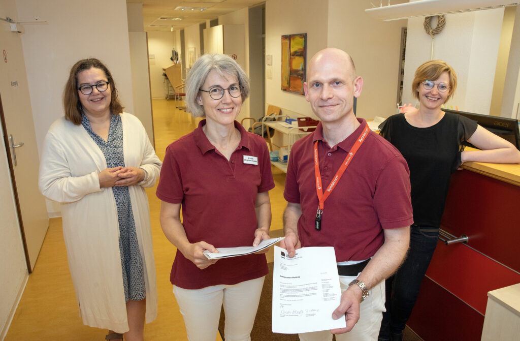 In der Gemeinschaftspraxis Faust, Ferekidis und Gottschalk in Detmold (v.l.): Bettina Leeuw, Universität Bielefeld, Dr. Christiane Ferekidis, Arne Faust und Dr. Anja Bittner, Studiendekanin an der Medizinischen Fakultät OWL der Universität Bielefeld.