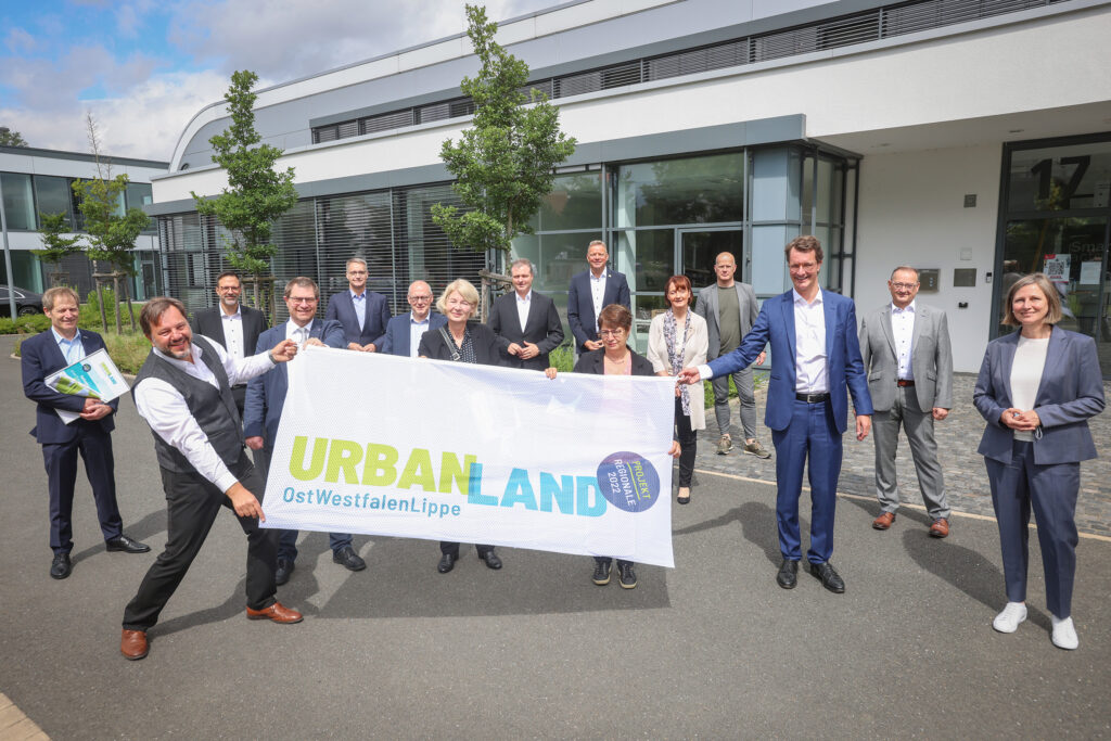 „Deutschland muss wieder Bahnland werden“, NRW-Verkehrsminister Hendrik Wüst übergibt den Förderbescheid über 700.000 Euro für den RailCampus OWL (1. Reihe v.l.: Dr. Lars Müller (DB Systemtechnik), Prof. Stefan Witte (Initiatorenkreis des RailCampus OWL und Vizepräsident für Forschung und Transfer der TH OWL), Prof. Dr. Ingeborg Schramm-Wölk (Vorsitzende Campus OWL und Präsidentin der FH Bielefeld), Prof. Dr. Birgitt Riegraf (Präsidentin Universität Paderborn), Hendrik Wüst (Minister für Verkehr des Landes Nordrhein-Westfalen), Annette Nothnagel (Leiterin der REGIONALE bei der OstWestfalenLippe GmbH), Gruppenbild