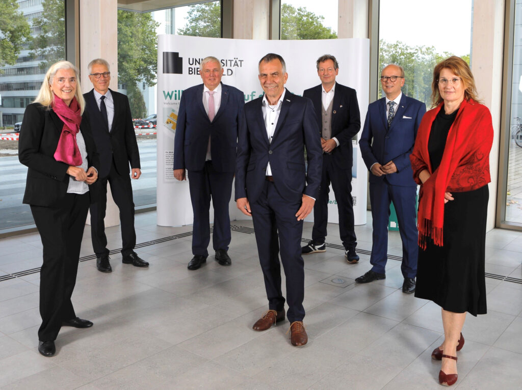 Festakt zur Eröffnung der Medizinischen Fakultät OWL: Isabel Pfeif-fer-Poensgen, Dr. Stephan Becker, Karl-Josef Laumann, Prof. Dr.-Ing. Gerhard Sagerer, Dr. Eckart von Hirschhausen, André Kuper (Präsident des Landtags NRW) und Prof’in Dr. Claudia Hornberg (v.l.). Foto: Universität Bielefeld/S. Sättele