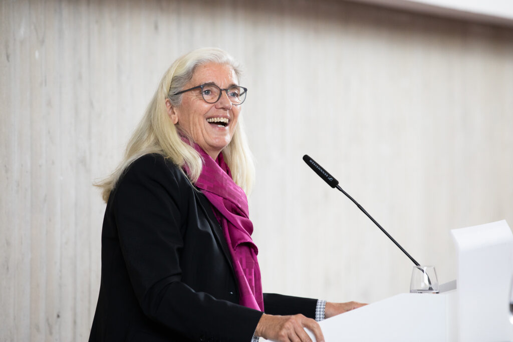 Wissenschaftsministerin Isabel Pfeiffer-Poensgen wünschte als Vertreterin deer Landesregierung allen Beteiligten viel Erfolg und Freude in ihrem neuen akademischen Umfeld in der Universitätsmedizin OWL.