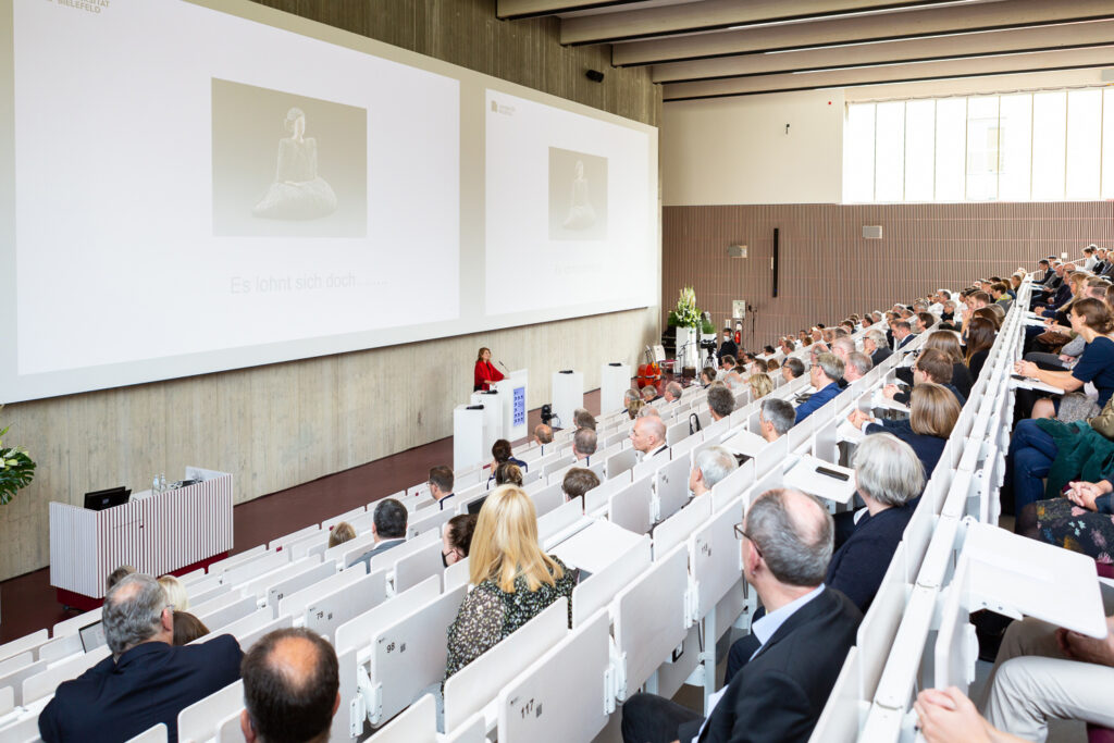 Gründungsdekanin Prof. Dr. Claudia Hornberg betonte in ihrer Begrüßung die Praxisnähe der Medizinausbildung in Bielefeld.