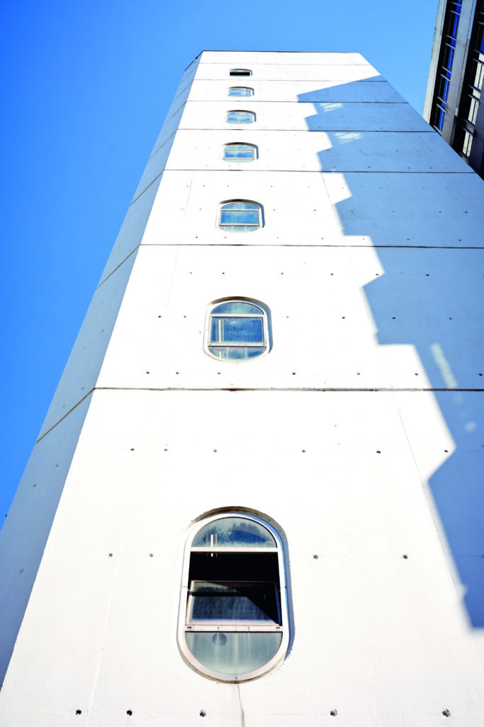 Turm des Hauptgebäudes der Universität Bielefeld vor blauem Himmel