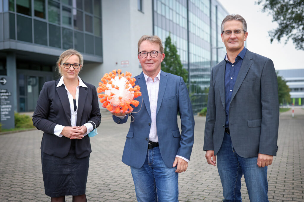 Gruppenfoto (v.li.): Dr. Christia-ne Scherer vom Evangelischen Klinikum Bethel, Prof. Dr. Jörn Kalinowski und Prof. Dr. Alexander Sczyrba, beide von der Universität Bielefeld