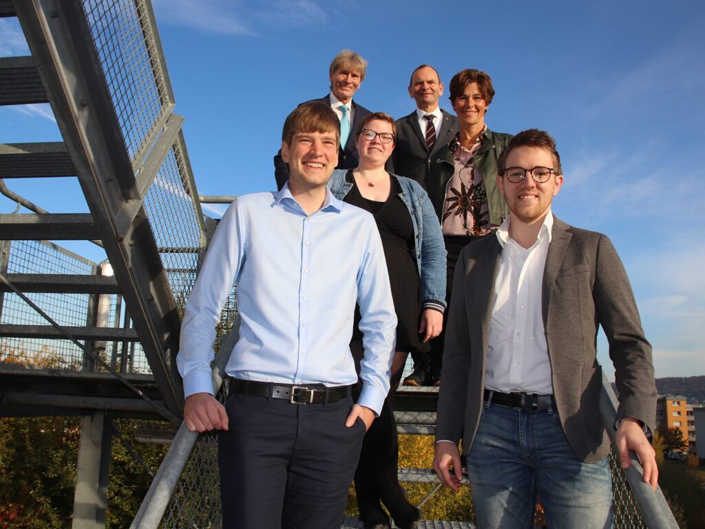 Freuen sich über neue Impulse für die Stipendienkultur in OWL (v.l.): Simon Bekemeier, Gründungsvorsitzender der Studienfonds Community, Prof. Dr. Nikolaus Risch, ehemaliger Präsident der Universität Paderborn und Ehrenvorsitzender der Stiftung Studienfonds OWL, Barbara Bringmann, Gründungsmitglied der Studienfonds Community, Prof. Dr. Jürgen Krahl, Vorsitzender der Stiftung Studienfonds OWL und Präsident der Technischen Hochschule OWL, Katja Urhahne, Geschäftsführerin der Stiftung Studienfonds OWL sowie Björn Stövesand, stellvertretender Vorsitzender der Studienfonds Community.