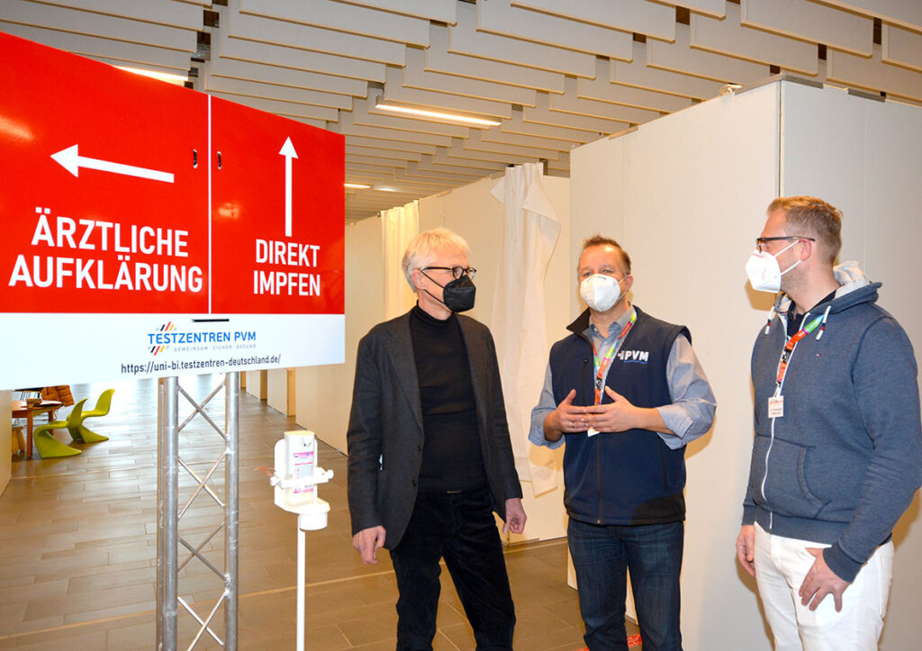 Dr. Stephan Becker, Kanzler der Universität Bielefeld, machte sich gemeinsam mit Markus Wendler, Geschäftsführer Testzentren PVM und dem Ärztlichen Leiter Dr. Tim Niedergassel ein Bild vom Angebot im Gebäude X.