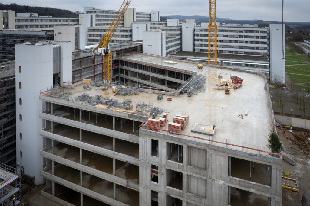 Der Neubau dockt nahtlos an das Bestandsgebäude an und wird zukünftig überwiegend Büros und Seminarräume beherbergen.