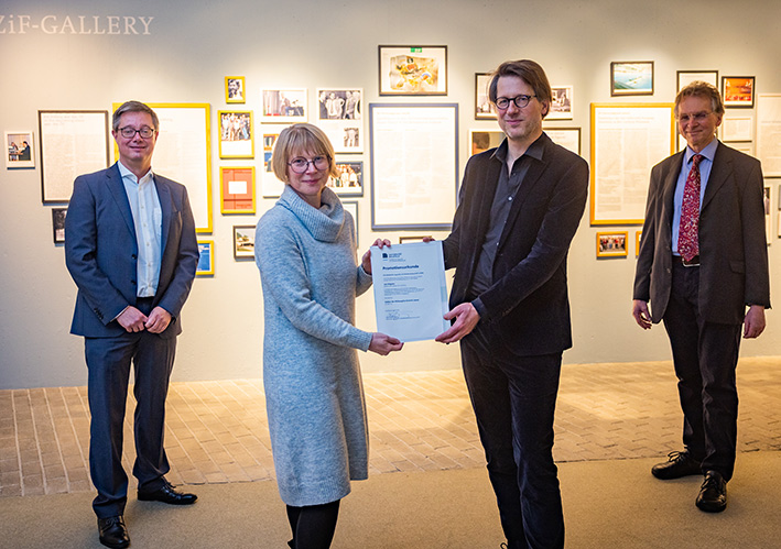 Ehrenpromotion für den Lyriker Jan Wagner (2.v.r.) mit Studiendekan Dr. Jan Andres, Dekanin Prof’in Dr. Petra Wagner und Laudator Prof. Dr. Wolfgang Braungart