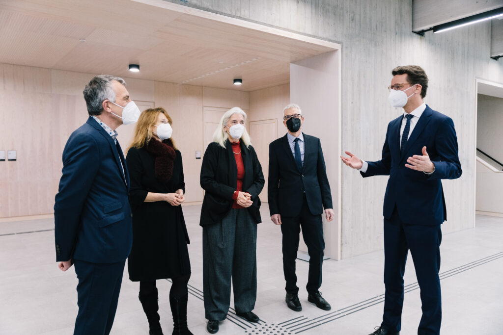 NRW-Ministerpräsident Hendrik Wüst (r.) informierte sich gemeinsam mit NRW-Wissenschaftsministerin Isabell Pfeiffer-Poensgen (2.v.r.) über die aktuellen Entwicklungen der Medizinischen Fakultät OWL, hier im Gespräch mit Rektor Prof. Dr.-Ing. Gerhard Sagerer, Dekanin Prof'in Dr. Claudia Hornberg und Kanzler Sr. Stephan Becker (v.l.).