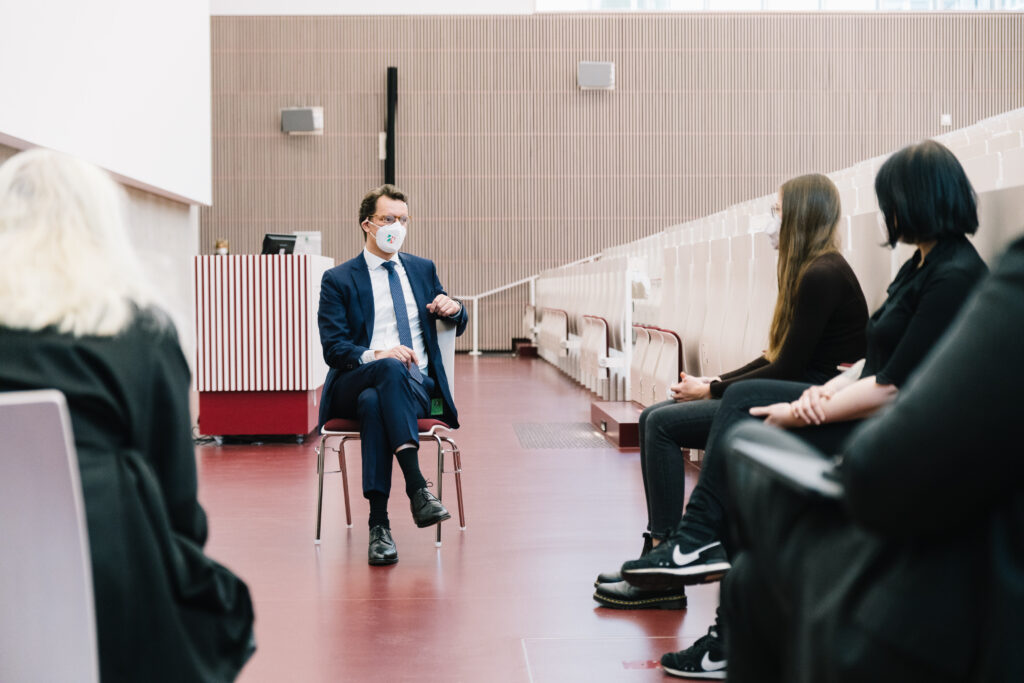 Ministerpräsident Hendrik Wüst informierte sich auch bei den Medizinstudentinnen Leonie Resem und Holly Moser über ihre Studiensituation in Bielefeld (v.l.).