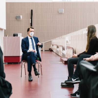 Ministerpräsident Hendrik Wüst informierte sich auch bei den Medizinstudentinnen Leonie Resem und Holly Moser über ihre Studiensituation in Bielefeld (v.l.).