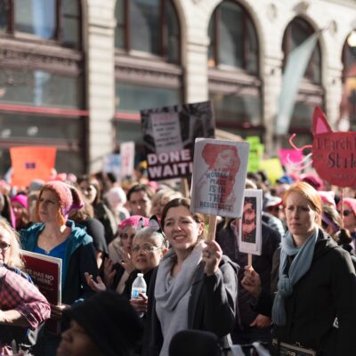 Demonstration von Frauen, die Transparente hochhalten