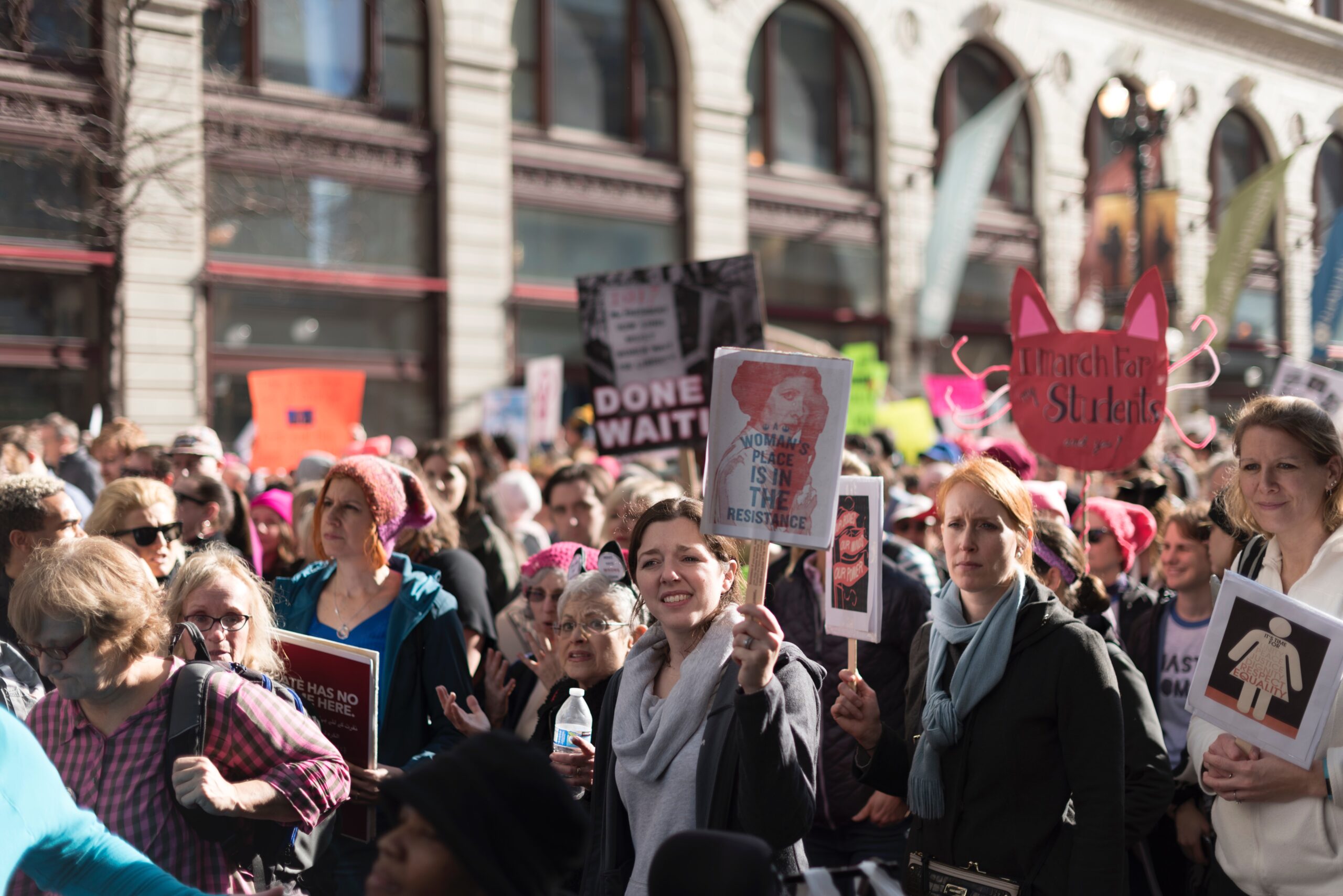 Demonstration von Frauen, die Transparente hochhalten