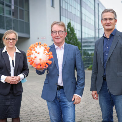 Group photo: Dr Christiane Scherer from the Evangelical Hospital Bethel; Prof. Dr Jörn Kalinowski and Prof. Dr Alexander Sczyrba, both from Bielefeld University