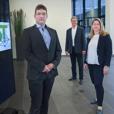 Group photo: Jens Hagemeyer, Dr. Carola Haumann, and Prof. Dr.-Ing. Ulrich Rückert