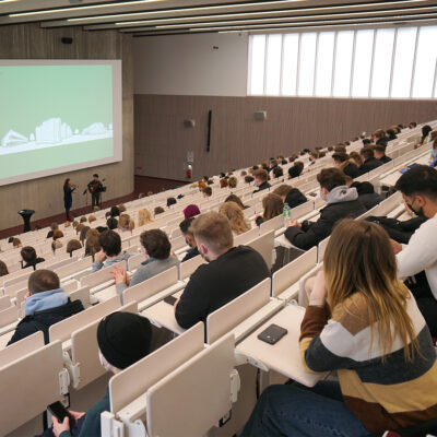 Blick in den Hörsaal des Gebäudes Y bei der Erstsemesterbegrüßung für das Sommersemester 2022